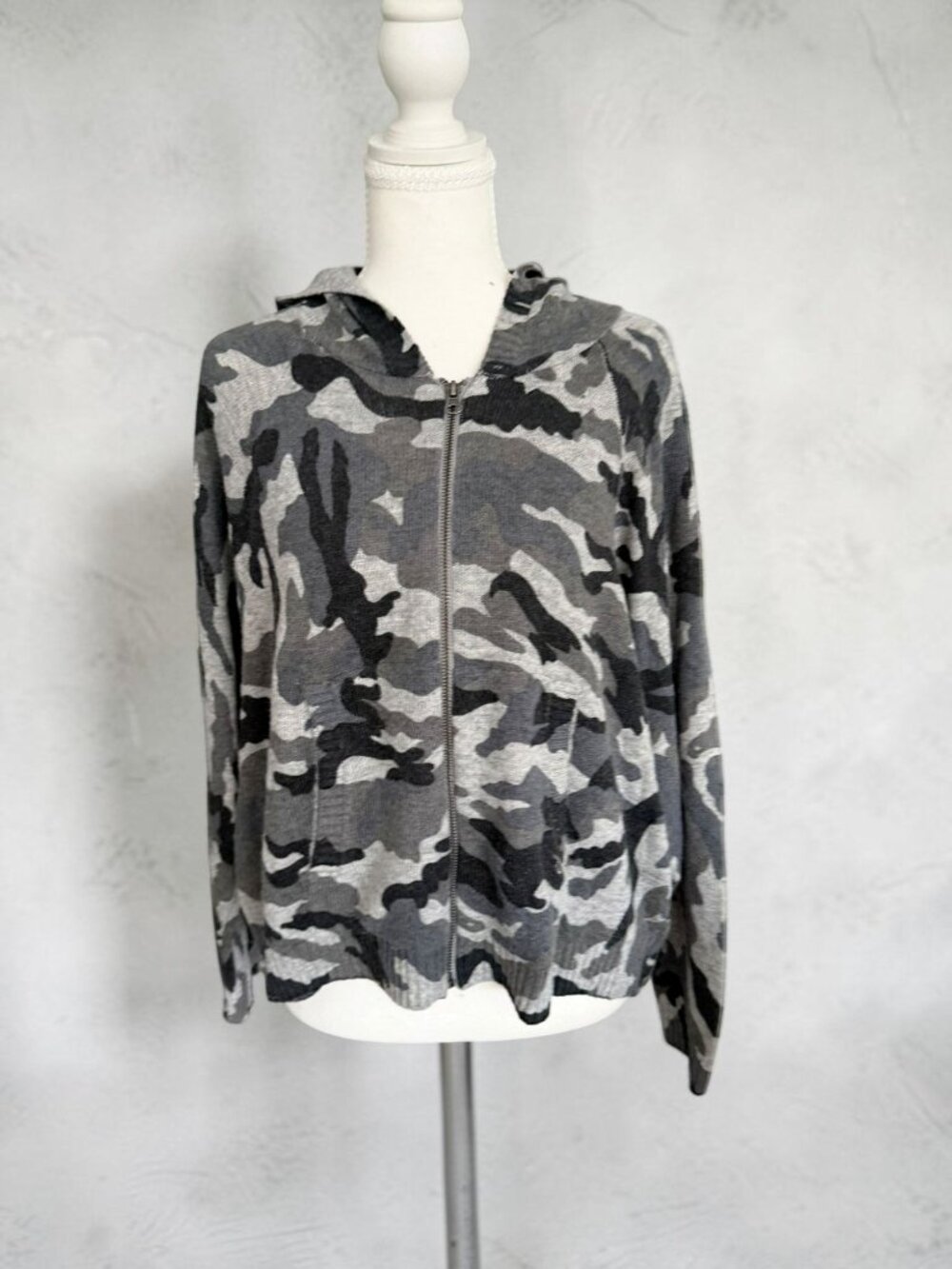 CHASER Camo Gray Knit Sweater Zip Size M NEW NWT